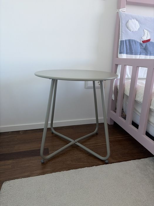 Mesa de apoio cinza claro