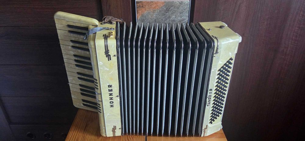 Hohner 80 basowy 3/5 chóry głośny i super grający.