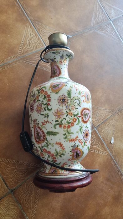 Lindo candeeiro em porcelana e base em madeira