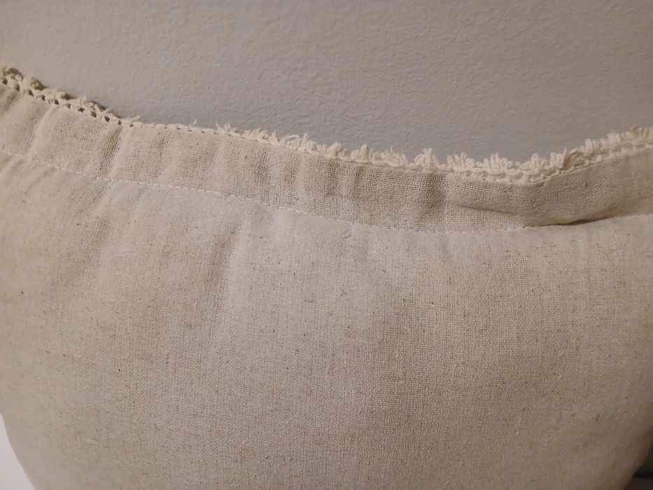 Três almofadas em cru com bordado
