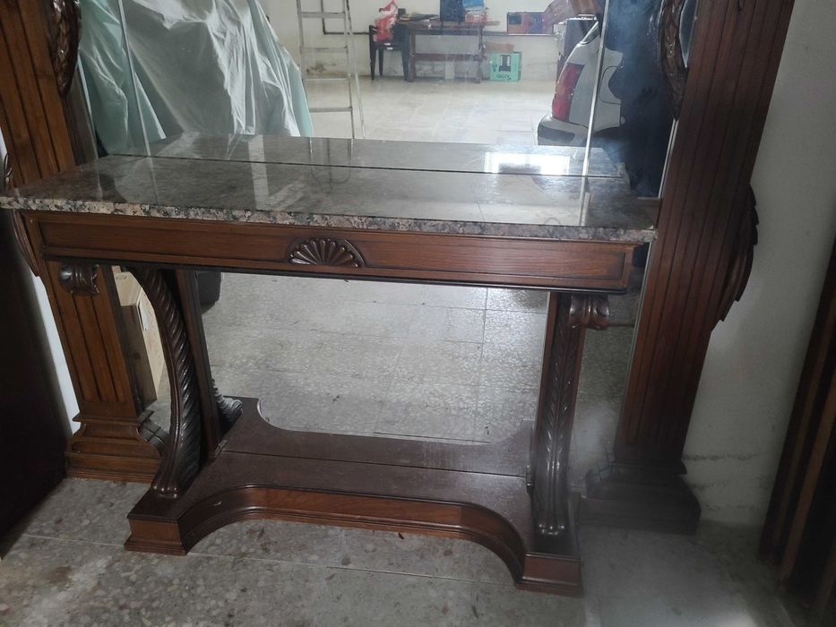 Movel de entrada em madeira maciça, talhada à mão