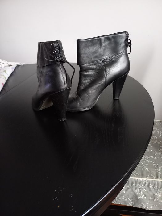 Botas elegantes em estado novo