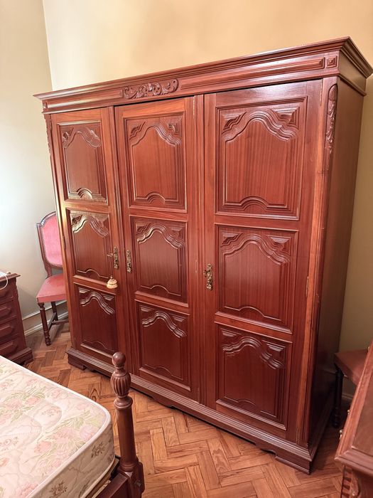 Conjunto de Móveis de Quarto em Madeira Maciça