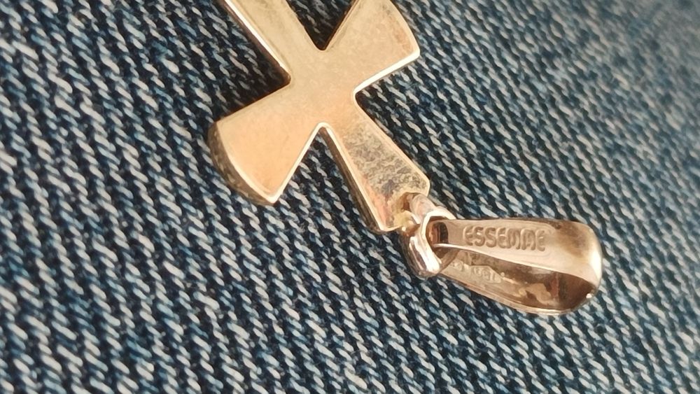 Золотой крестик essemme.750 проба.