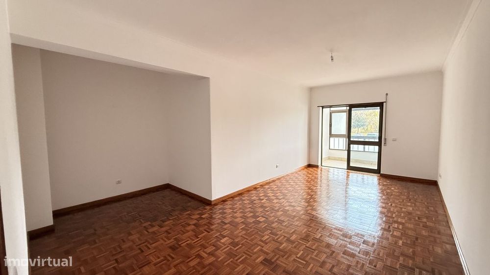 Apartamento T3 com 125 m2, garagem, R/C alto — Tomar (São João Baptista) E Santa Maria Dos Olivais, Santarém
