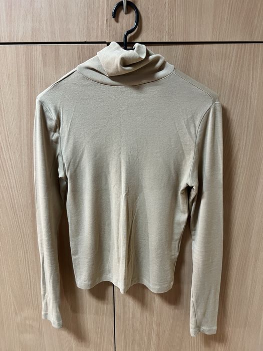 Sweter z golfem beżowy na wiosne