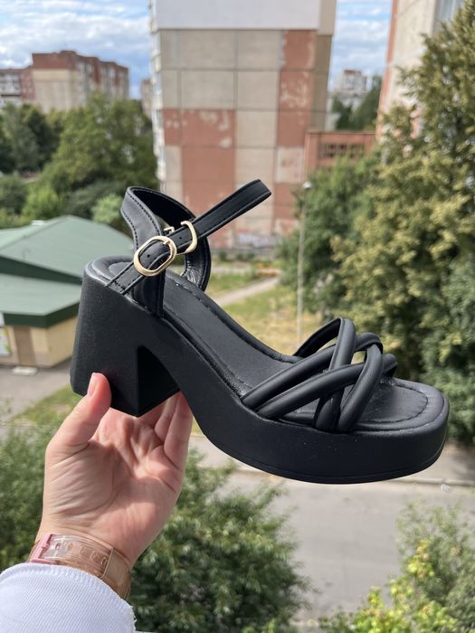 Босоніжки з платформою