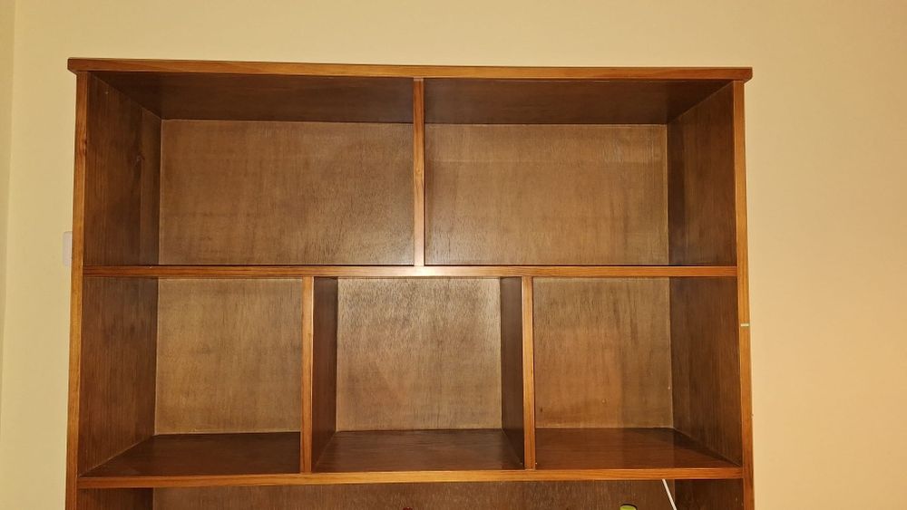 Secretária de estudo com estante