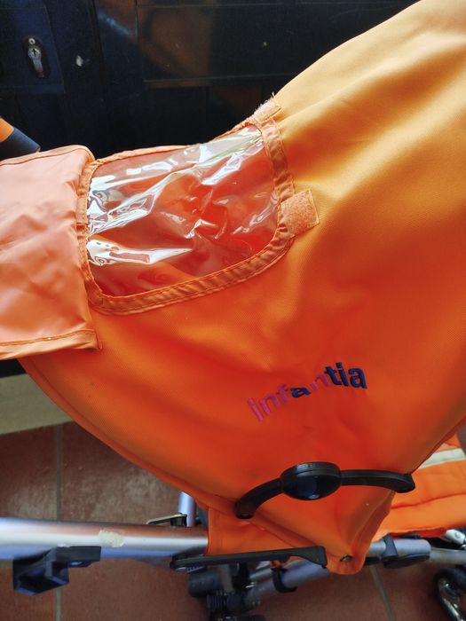 Carrinho de bebé articulado para fácil arrumação