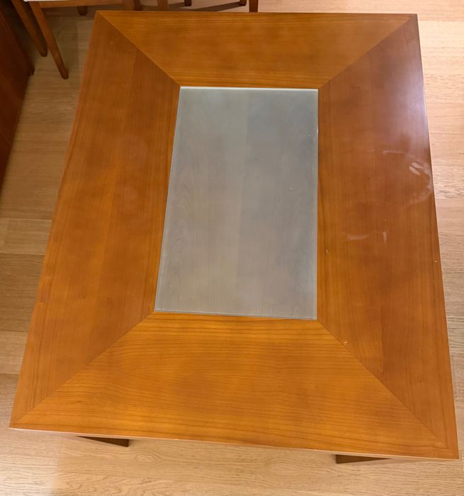 Sala de jantar- mesa, aparador com cristaleira e móvel para TV