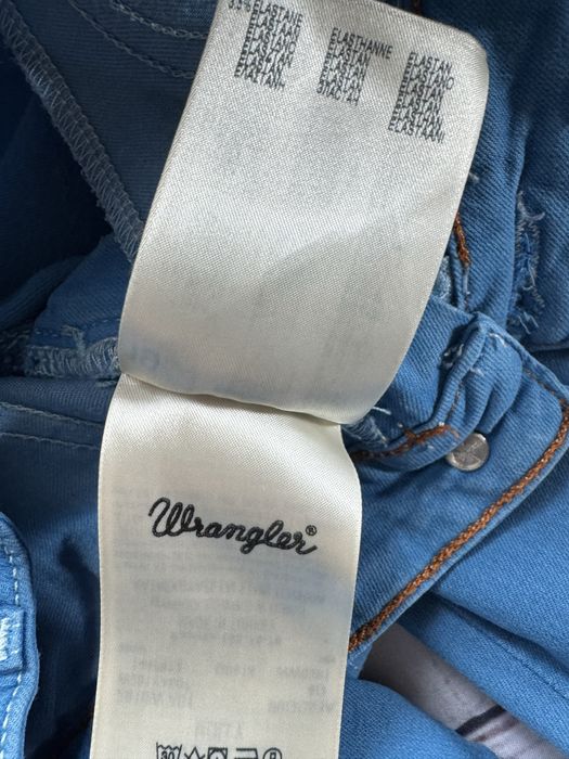 Wrangler Molly W24 L32 niebieskie spodnie – klasyka i wygoda