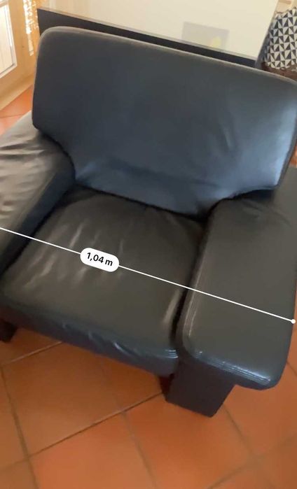 Sofá em pele, preto, para 3 pessoas e cadeirão