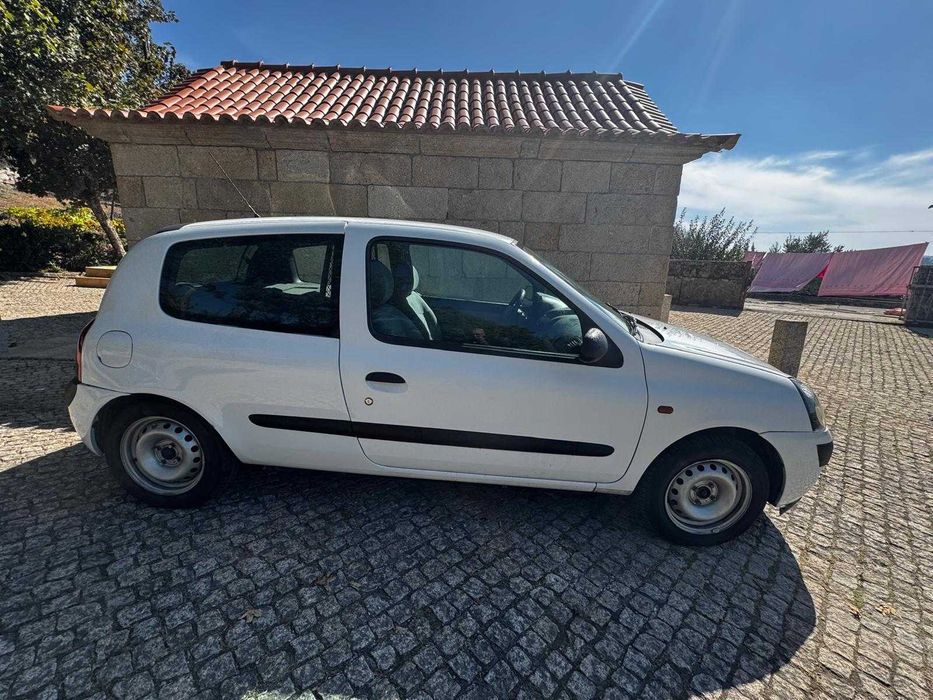 Renault Clio II 1.5 dCi Comercial (2002) – Muito Estimado & Económico
