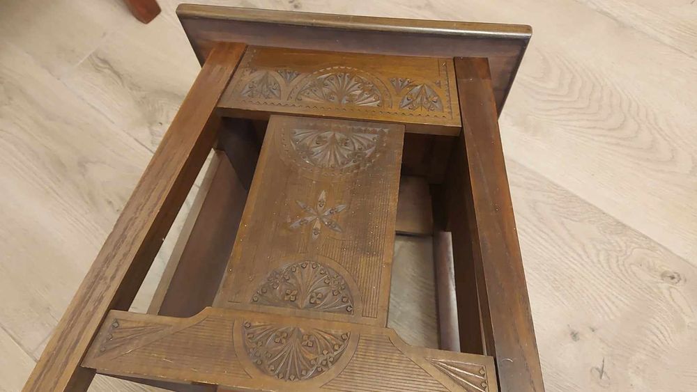 Taboret ręcznie rzeźbiony