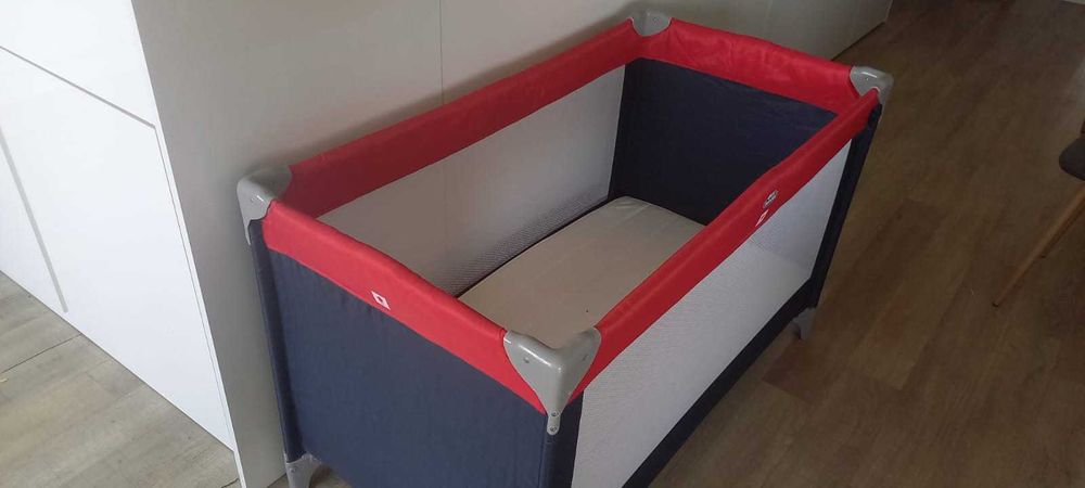 Berço criança + colchão + edredon e roupa de cama