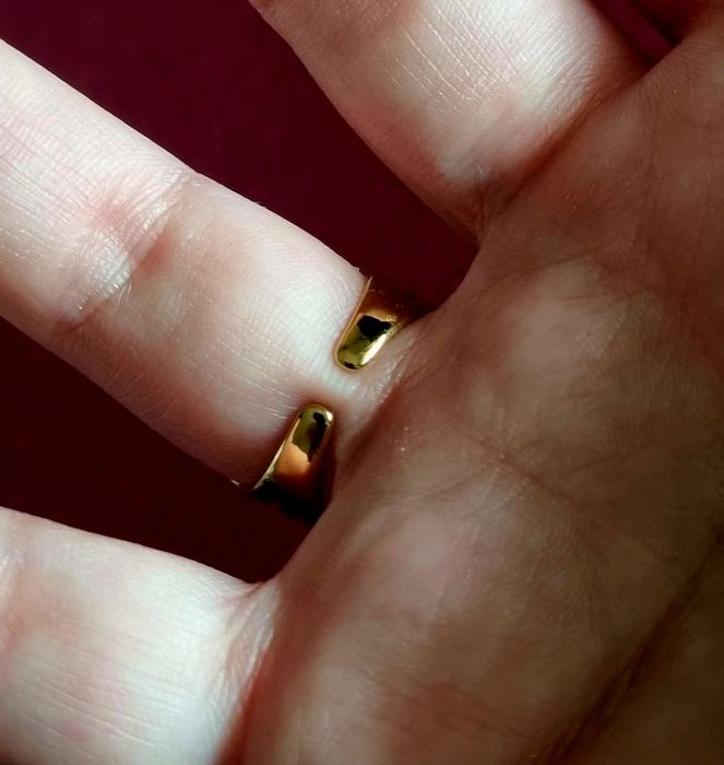 Anel dourado, em aço, diferente e muito elegante. Ajustável