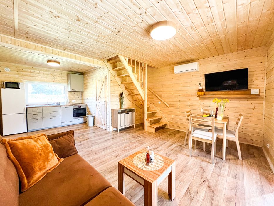 Domek drewniany całoroczny nad jeziorem z sauną i jacuzzi