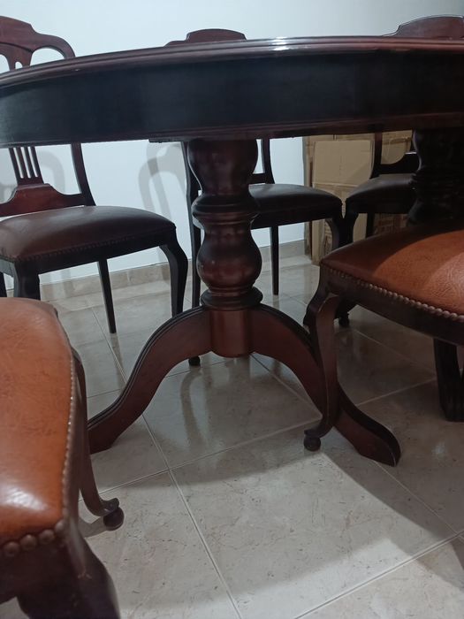 Mesa com 6 cadeiras