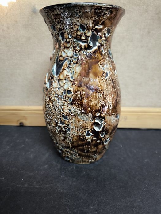 Jarra cerâmica bege e castanho