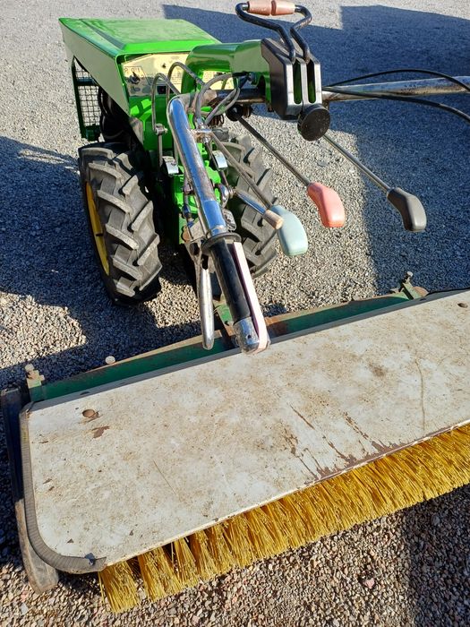 Ferrari , traktorek-dzik, jednoosiowy z zamiatarką ,nie glebogryzarka.