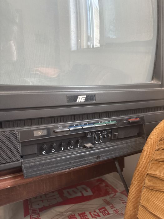 Televisao antiga com comando
