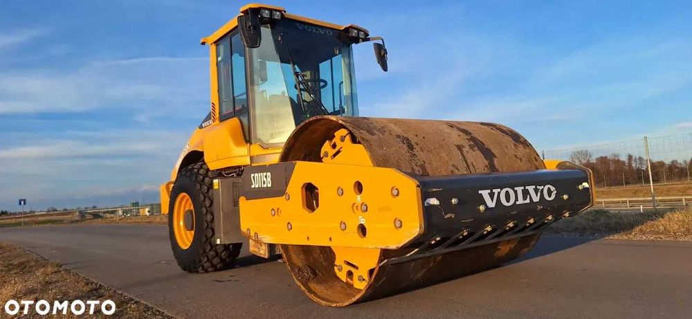 Usługi walcem drogowym Volvo SD115B zagęszczanie ubijanie drogi