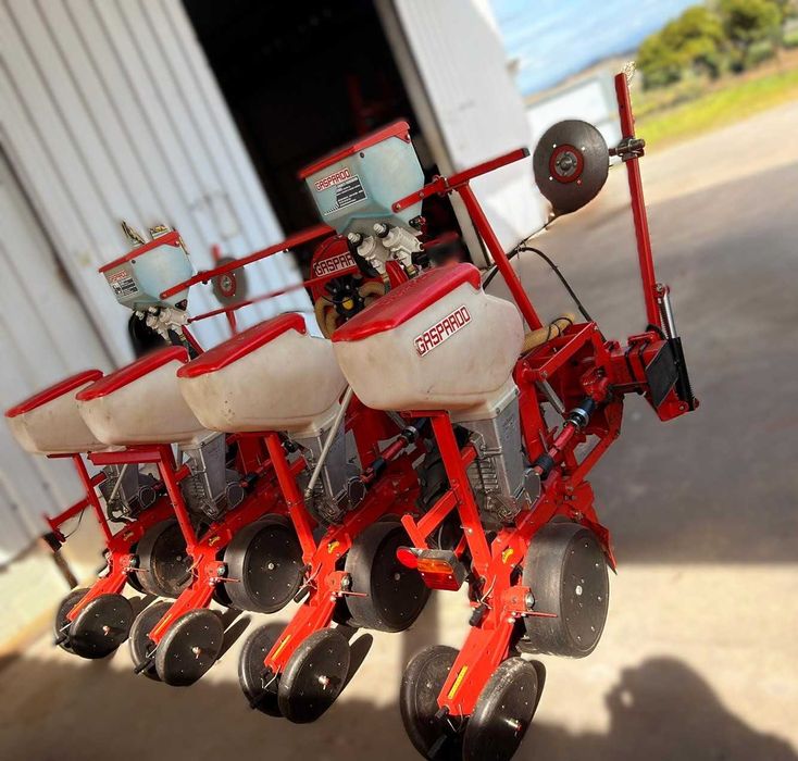 Semeador MTR de 4 linhas em estado novo.