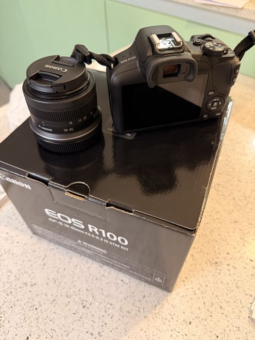 Canon EOS R100 + Lente RF-S 18-45mm F4.5-6.3 IS STM