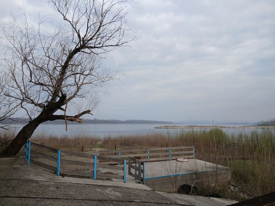 Продам бокс на причалі в гарному стані