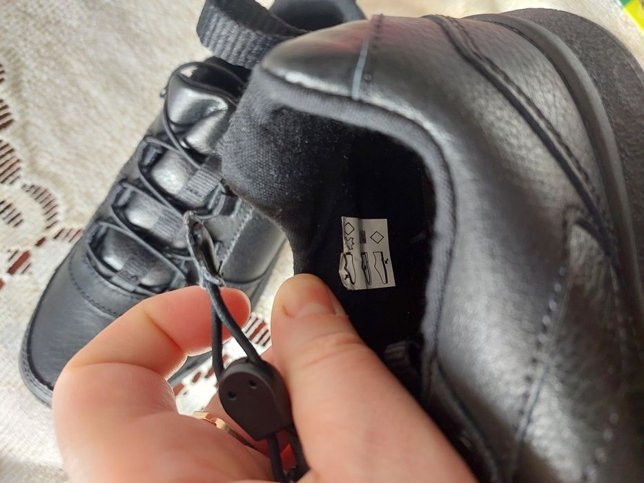 Нові шкіряні кросівки на хлопчика