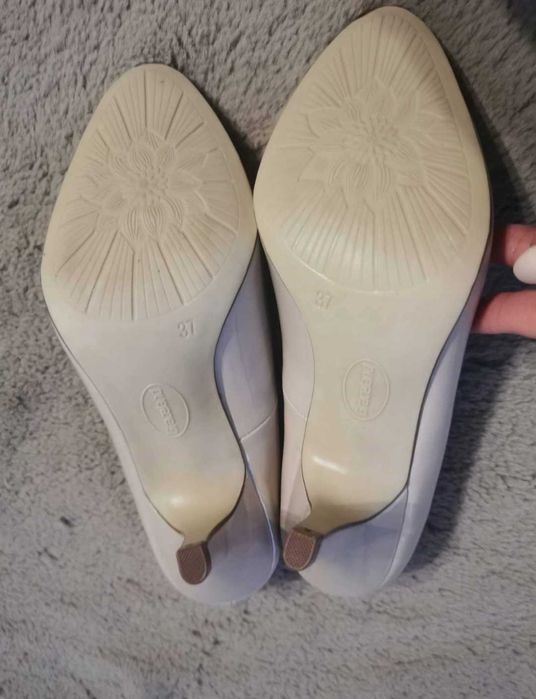 Buty szpilki nowe beżowe