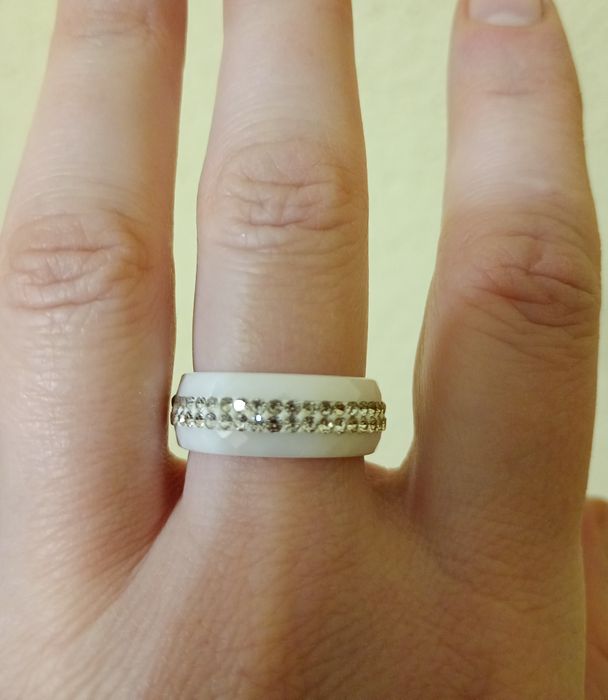 Керамічне колечко білого кольору з цирконієм