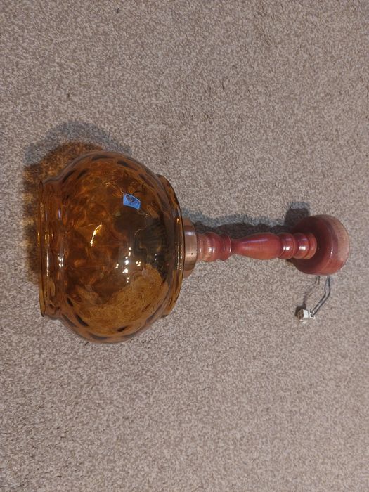 Stara lampa wisząca z kloszem w kolorze bursztynowym