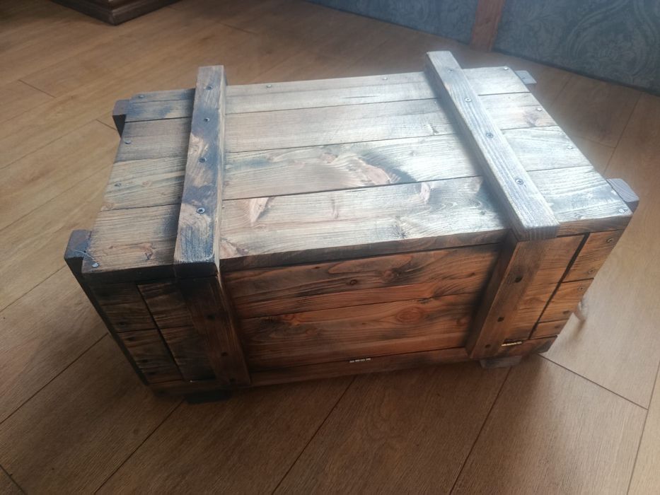 Skrzynia w stylu militarnym