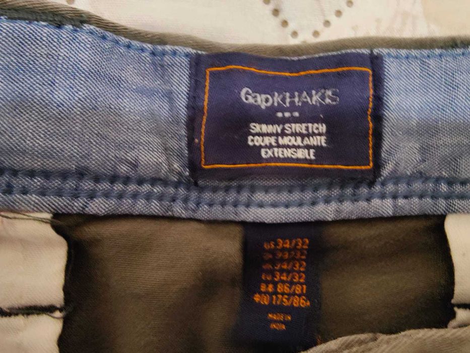 Calças khakis da GAP tam. 44 em muito bom estado RESERVADAS