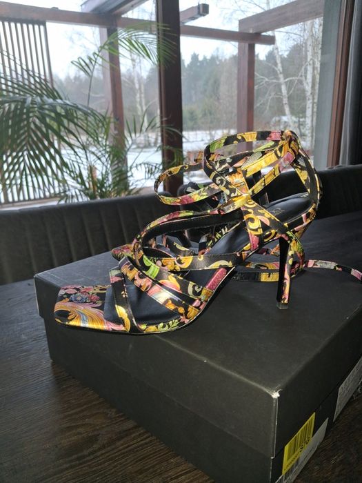 Szpilki sandalki versace