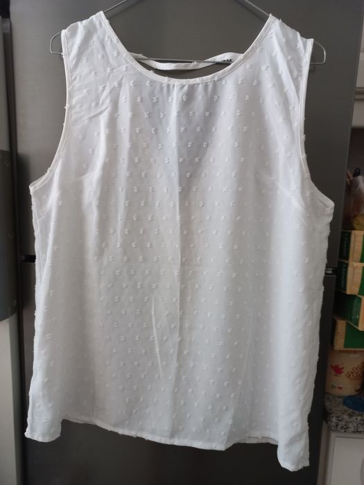 Blusa branca nova em tecido bordado. 
O folho da frente remata a parte