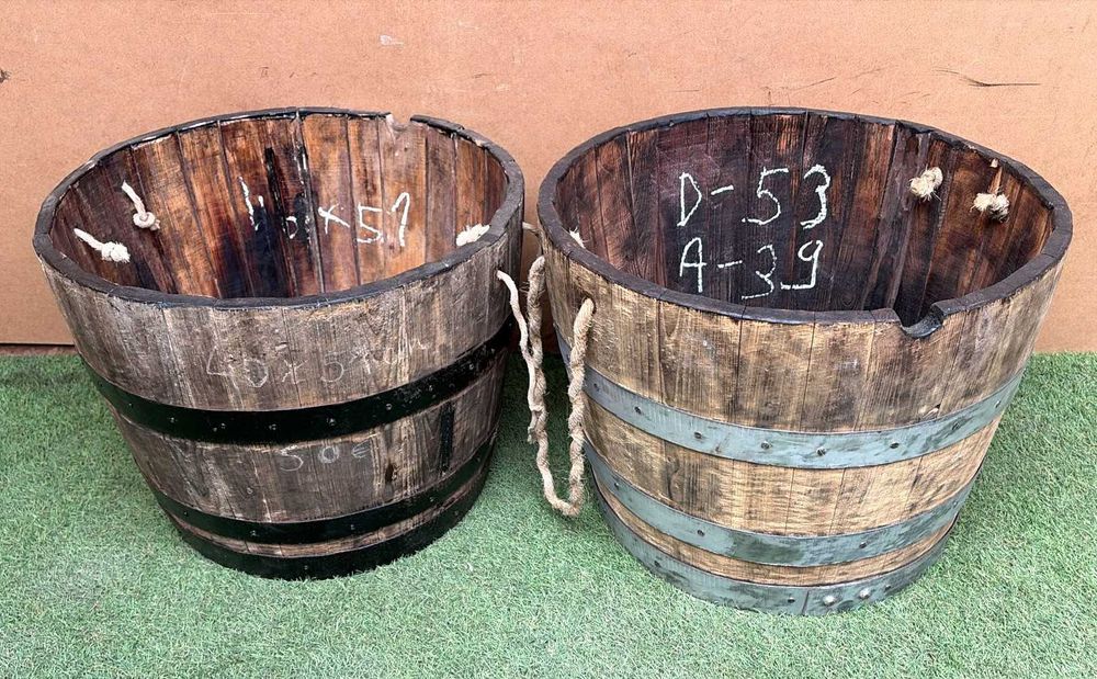 Celhas antigas, cestos ou floreiras, meia pipa