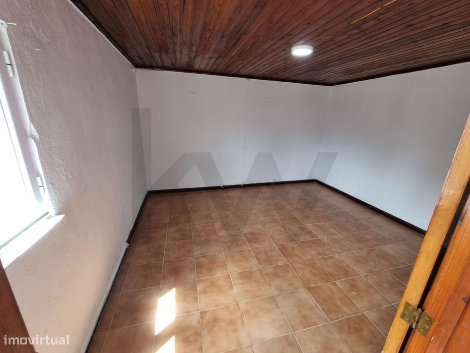 Moradia T3 + T1 Independente com Terreno em Rabo de Peixe!