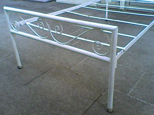 2 Camas únicas em ferro + Mesa de cabeceira + 2 colchões