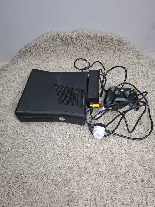 Xbox 360 konsola model 1439 dysk 250GB pad okablowanie zasilacz