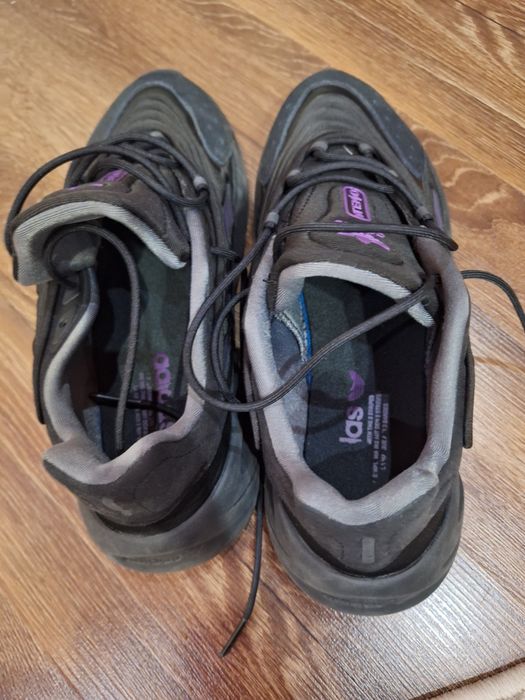 кросівки Adidas Ozelia у чорному кольорі, модель H04250. 
Дізнатися більше