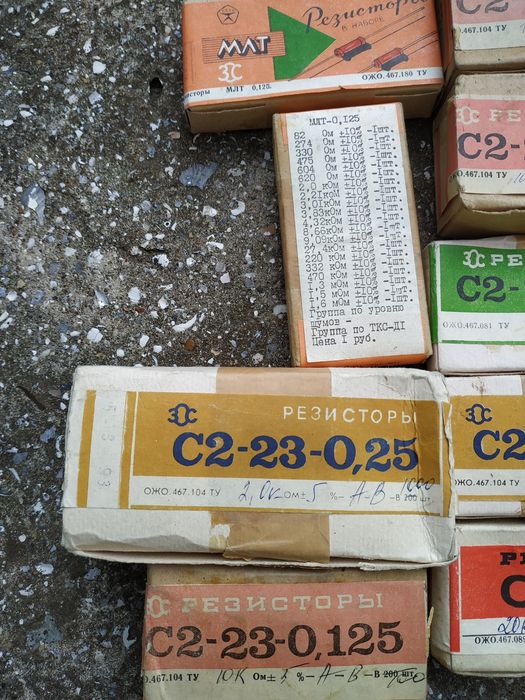 Резисторы новые в упаковках