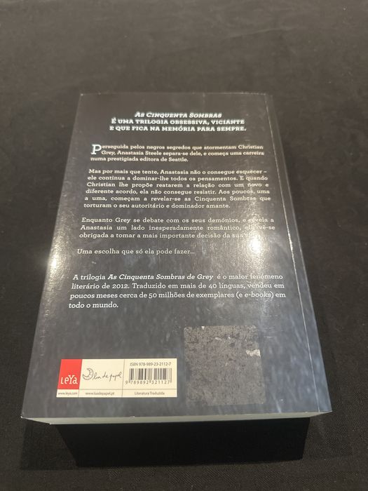 Livro: “As Cinquenta Sombras Mais Negras” de E L James