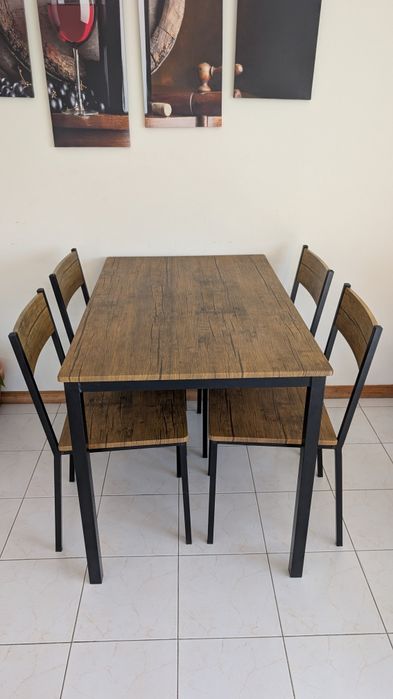 Mesa de jantar com 4 cadeiras