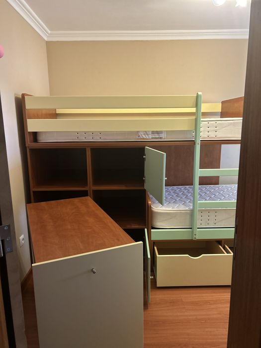 Mobília de quarto juvenil em excelente estado – madeira de qualidade