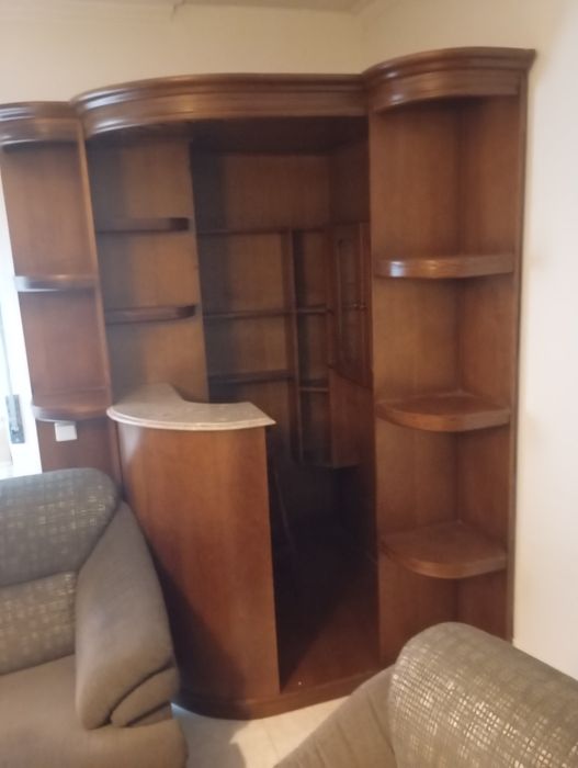 Bar de madeira grande