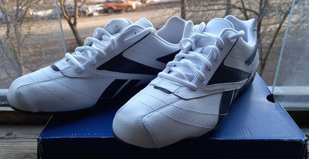 Продаи кроссовки Reebok новые кожаные унисекс. Размер 39