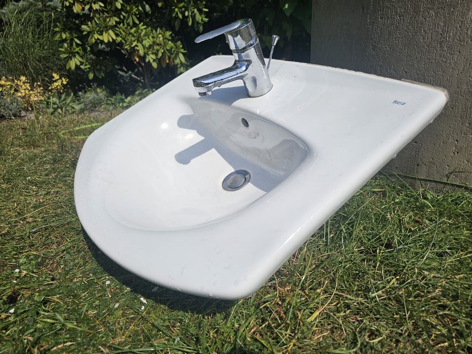 Umywalka Roca z kranem