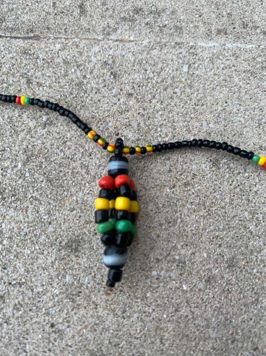 Colar missangas pingente amarelo/verde/vermelho Artesanal Jamaica Novo